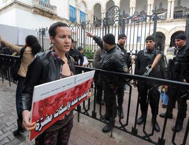 محكمة تونسية تقضي بسجن ثلاثة رجال شرطة تورطوا في اغتصاب فتاة