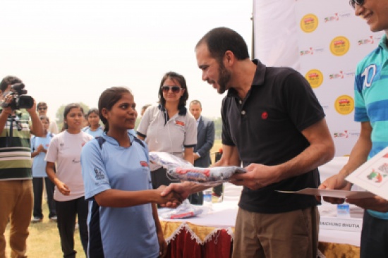 الأمير علي يطلق فرق كرة قدم لمشروع "ماجيك بص"