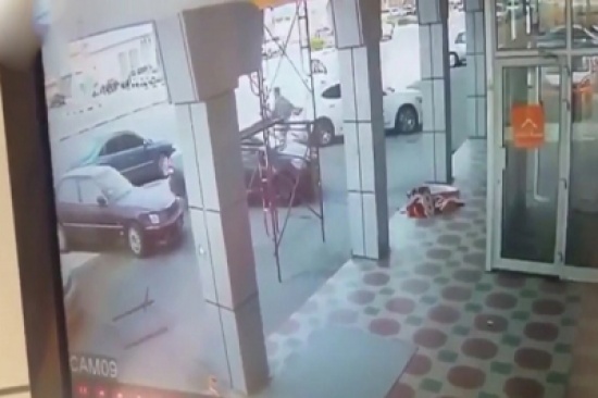 شاهد..  يسرق سيارة في وضع التشغيل وصاحبها يحاول اللحاق به