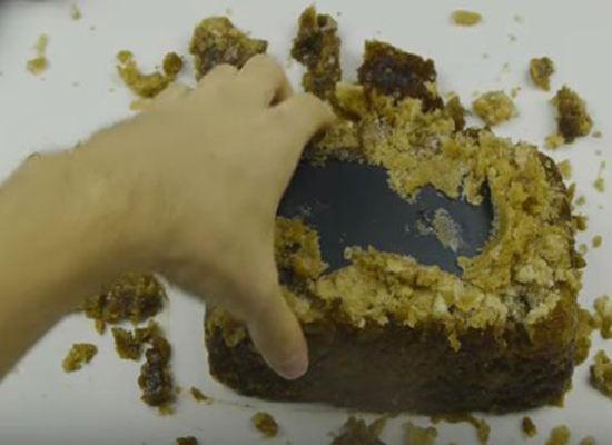 بالفيديو: شاهد ماذا حدث عند تجميد " آيفون 7 " في الكوكاكولا