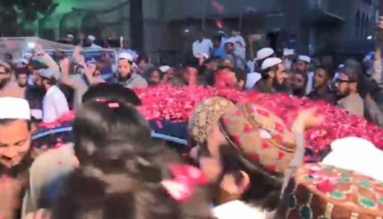 بالفيديو: استقبال إمام الحرم بالورود وصور خادم الحرمين في باكستان