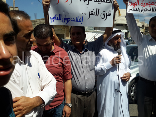 بالصور : مواطنون يمنعون ائتلاف جرش للتغير من اتمام وقفة اعتصامية في " سوف " بالصور : مواطنون يمنعون ائتلاف جرش للتغير من اتمام وقفة اعتصامية في " سوف "