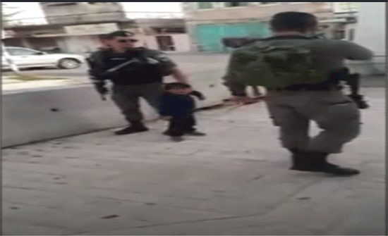 شاهد.. جنود إسرائيليون يواجهون طفلا عمره 3 سنوات