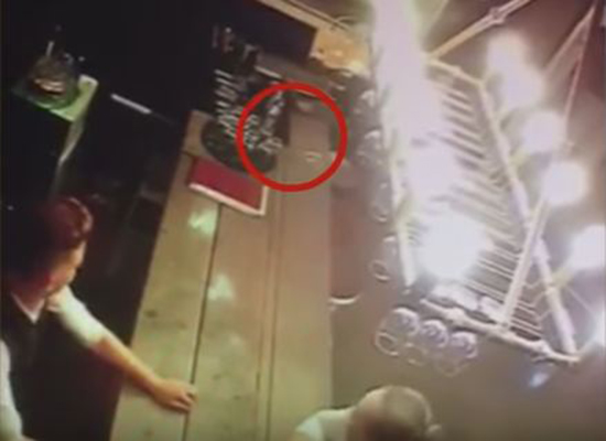 بالفيديو.. كيف حاول "شبح" لفت انتباه عامل "بار"