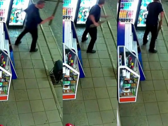 فيديو: رجل يحطم ثلاجة عرض مغلقة ليحصل على زجاجة مياه فيديو: رجل يحطم ثلاجة عرض مغلقة ليحصل على زجاجة مياه