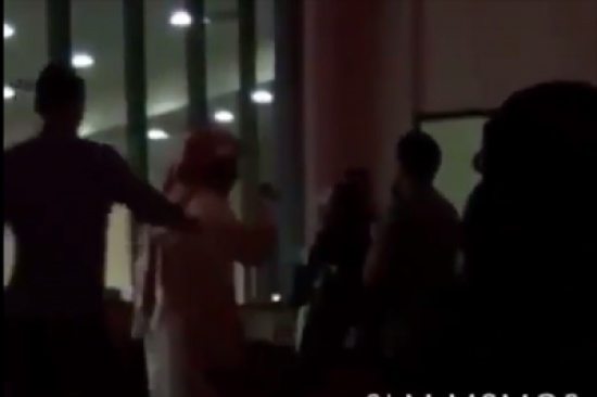 تتبعته خلال خاصية بالجوال .. بالفيديو: سعودية توبخ زوجها بعدما شاهدتة مع فتاة