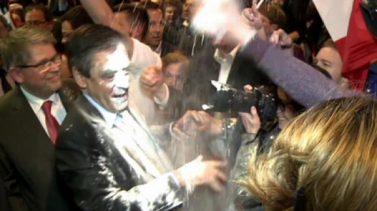 فيديو: طالب يحرج مرشح الرئاسة الفرنسي ويقوم برشه بالطحين أمام جمهوره