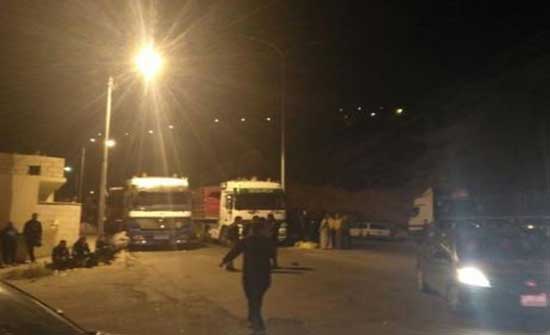 سائقو شاحنات نقل الفوسفات يغلقون أحد مسربي مدخل الطفيلة