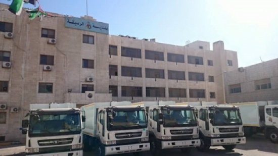 بلدية الرصيفة تنظف مجرى السيل وتزيل العوائق والنفايات