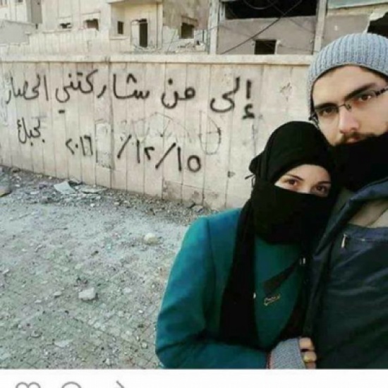 "راجعين يا هوا".. صاحبا أشهر صورة في حلب لا يزالان محاصرين.. وهذه قصَّتهما "راجعين يا هوا".. صاحبا أشهر صورة في حلب لا يزالان محاصرين.. وهذه قصَّتهما