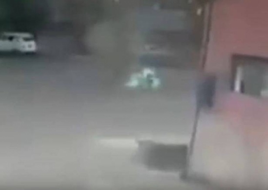 بالفيديو.. امرأة تتحول إلى كتلة من اللهب بعدما ضربتها صاعقة!