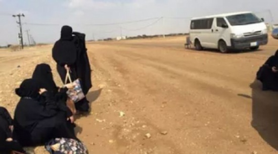معلمة تتحكم بمقود السيارة بعد موت سائقهن معلمة تتحكم بمقود السيارة بعد موت سائقهن