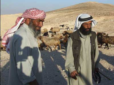 عشرات آلاف البدو الفلسطينيين يواجهون خطر الترحيل الجماعي من مساكنهم شرق القدس عشرات آلاف البدو الفلسطينيين يواجهون خطر الترحيل الجماعي من مساكنهم شرق القدس