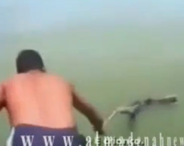 رضيع يعيش داخل كيس في الماء