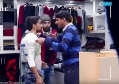 يبيع ''تي شيرت'' عليه علم ''إسرائيل'' فماذا كان الرد؟ (فيديو) يبيع ''تي شيرت'' عليه علم ''إسرائيل'' فماذا كان الرد؟ (فيديو)