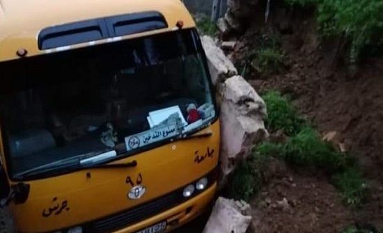 بالصور : انهيار جدار على حافلة في جرش بالصور : انهيار جدار على حافلة في جرش