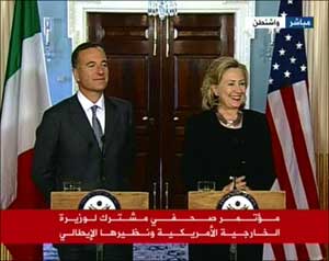 بعد مناشدته أوباما وقف عمليات الناتو كلينتون تدعو القذافي للرحيل بعد مناشدته أوباما وقف عمليات الناتو كلينتون تدعو القذافي للرحيل
