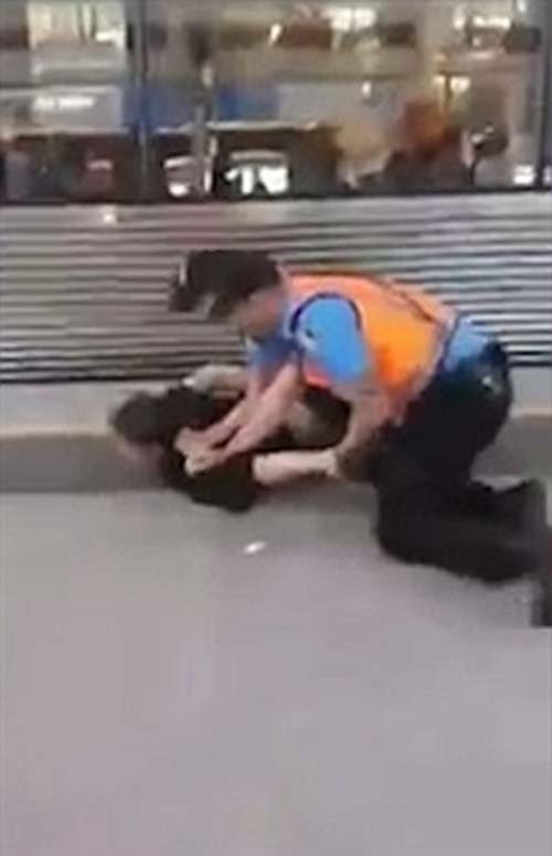 بالفيديو والصور: شاهد كيف فضت الشرطة مشاجرة بالأيدى بين 3 مراهقين بالفيديو والصور: شاهد كيف فضت الشرطة مشاجرة بالأيدى بين 3 مراهقين