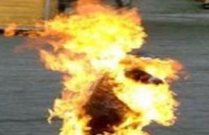 رجل يحرق نفس قبالة رئاسة الوزراء 