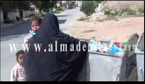 23 عاما و3 أطفال  وهجرها زوجها وتعيش من الحاوية ( فيديو )