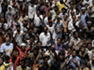 المعارضة تدعو اليمنيين لـ"جمعة الثبات".. وأنصار صالح يريدونها لـ"الوفاق"