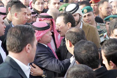 الملك يشارك في تشييع جثمان المرحوم الملازم طيار مالك مشعل الزبن