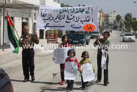 مواطن يطوف وعائلته شوارع الرمثا وهو يصيح : يا ملكنا كيف كيف سرقوا حقي بالتوظيف