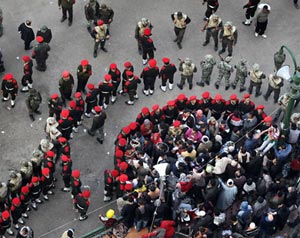    الجيش يفض بالقوة اعتصاما بميدان التحرير