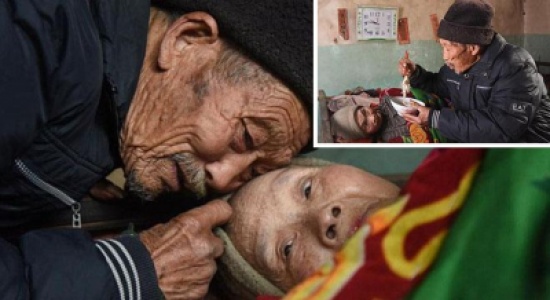 قصة الصيني الذي يرعى زوجته المشلولة منذ 56 عاما قصة الصيني الذي يرعى زوجته المشلولة منذ 56 عاما