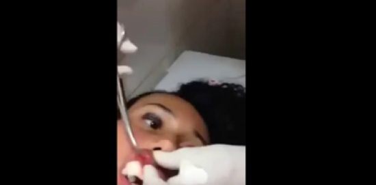 بالفيديو .. استعد للإصابة بخضّة عندما سترى ما سيخرج من شفتها بالفيديو .. استعد للإصابة بخضّة عندما سترى ما سيخرج من شفتها