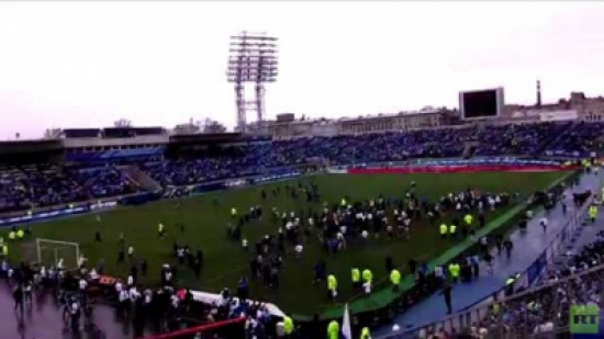 ملعب يتحول إلى ميدان "معركة" بعد نزول الجماهير