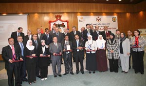 البخيت يكرم الفائزين بجائزة الموظف المثالي 