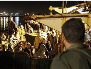 سقوط 30 قتيلاً من الثوار الليبيين والأطلسي يستهدف مستودعات أسلحة لكتائب القذافي