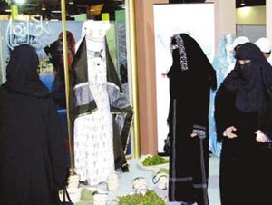 السعوديات ينفقن 5 مليارات دولار سنوياً على الأزياء والأناقة السعوديات ينفقن 5 مليارات دولار سنوياً على الأزياء والأناقة