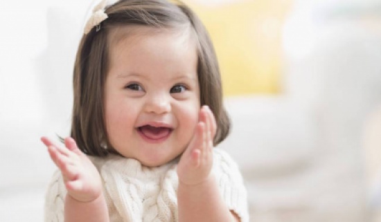 فيديو| ما فعلته هذه المربية مع طفل مصاب بمتلازمة داون مريب جداً!!