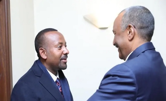 البرهان وأبي أحمد يعلنان طي صفحة الخلافات بين البلدين البرهان وأبي أحمد يعلنان طي صفحة الخلافات بين البلدين