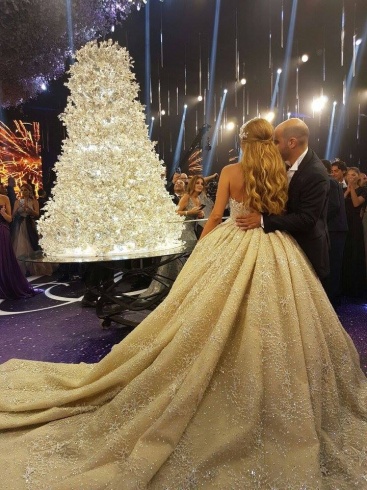 بالفيديو والصور - زفاف أسطوري لنجل وزير لبناني.. شاهدوا فستانها الرائع