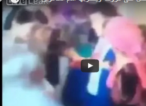 شاهد.. عريس يضرب عروسه أمام الحضور