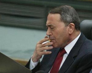 الضغوط على البخيت تدفعه للتدخين بشراهة 