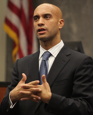 الشرطة الأميركية تعتقل عمدة واشنطن بسبب تظاهره ضد تخفيضات الميزانية