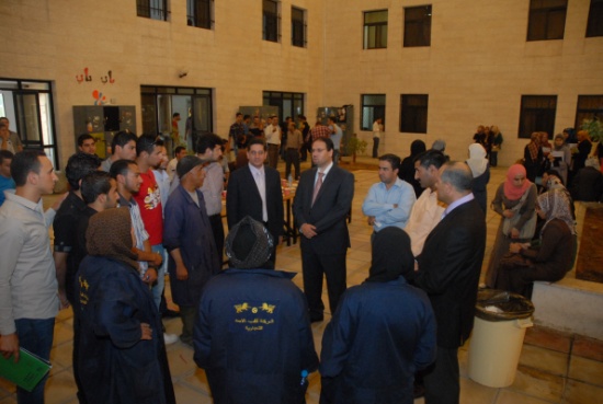 طلبة كلية الاقتصاد والعلوم الإدارية ينظمون مبادرة خيرية لتكريم عمال النظافة في كليتهم