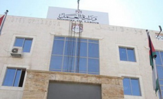 العمل: حل مشكلة دفع راتب آذار لـنحو 35 ألف عامل