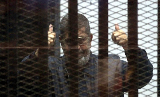 تفاصيل اللحظات الأخيرة لوفاة الرئيس المصري الأسبق محمد مرسي تفاصيل اللحظات الأخيرة لوفاة الرئيس المصري الأسبق محمد مرسي