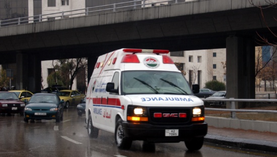 الهيئة الوطنية لإزالة الألغام تسلم وزارة الصحة سيارتي إسعاف حديثة