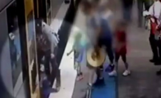 فيديو : لحظة سقوط طفلة تحت قطار