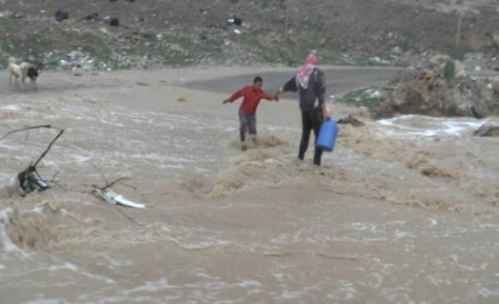 مياه الامطار تغلق  طريق وادي الغفر في اربد