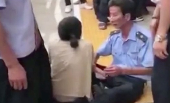 سرعة بديهة تنجي امرأة أرادت الانتحار تحت القطار (شاهد)