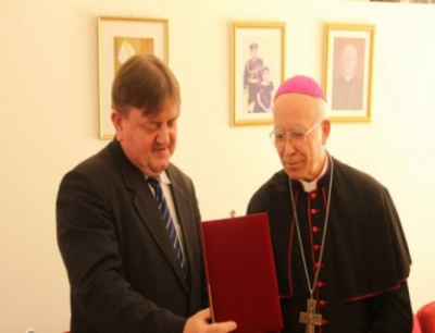 السفارة البولندية تقدم أجهزة طبية لمركز سيدة السلام