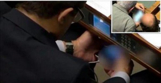 صور: نائب برازيلي يشاهد فيلماً إباحياً تحت قبة البرلمان صور: نائب برازيلي يشاهد فيلماً إباحياً تحت قبة البرلمان