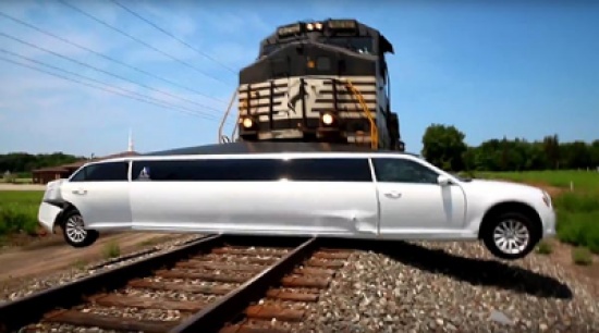 شاهد..  قطار يصطدم بـ ليموزين علق على السكة الحديدية